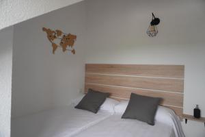 Łóżko lub łóżka w pokoju w obiekcie Hostal La Biela 43