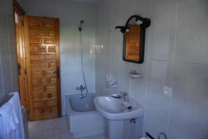łazienka z umywalką, toaletą i wanną w obiekcie Hostal La Biela 43 w mieście Galizano