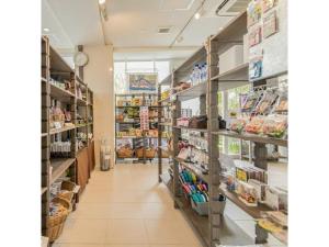 un pasillo de una tienda de comestibles con estanterías de comida en HOTEL GranView Garden OKINAWA - Vacation STAY 44967v, en Tomigusuku