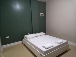 Postel nebo postele na pokoji v ubytování Sandscape Hotel
