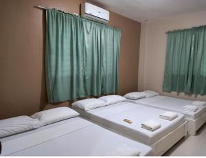 Postel nebo postele na pokoji v ubytování Sandscape Hotel