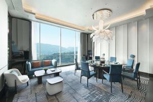 Posezení v ubytování Crowne Plaza Wuhan Optics Valley by IHG