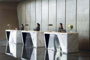 tres mujeres sentadas en una mesa con sus ordenadores portátiles en Crowne Plaza Wuhan Optics Valley, an IHG Hotel, en Wuhan