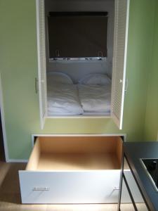 Postel nebo postele na pokoji v ubytování Luxe Strandhuisje op het strand van Wijk aan Zee met wifi