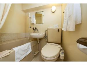 東京にあるSky Heart Hotel Koiwa - Vacation STAY 49106vのトイレと洗面台のある小さなバスルーム +37枚の写真