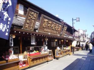 东京Sky Heart Hotel Koiwa - Vacation STAY 49104v的街道边有标志的商店