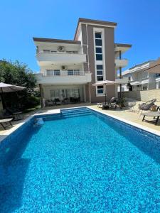 uma piscina em frente a uma casa em Apartments Harris em Ulcinj