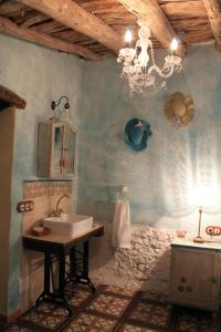 bagno con lavandino e lampadario pendente di Alojamiento Rural El Chico a Fornes