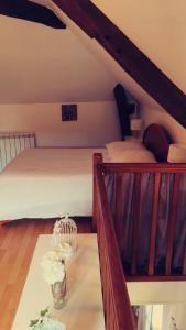a bedroom with a bed and a table with flowers at Gite Les Ours in Chémery