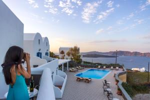 een vrouw die een foto neemt van een zwembad in een hotel bij Sigal Villa in Akrotiri