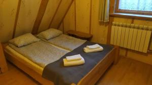 Posteľ alebo postele v izbe v ubytovaní Zakodomki Apartement Pyzdra