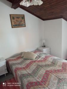 Ένα ή περισσότερα κρεβάτια σε δωμάτιο στο CASA do BATORÉU - BUARCOS 120 MT PRAIA