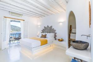 Postel nebo postele na pokoji v ubytování Evlalia Studios & Villas + 37 fotografií