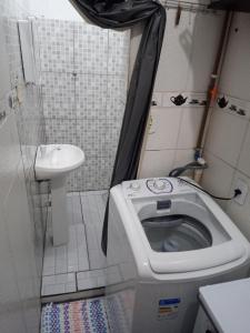 La petite salle de bains est pourvue de toilettes et d'un lavabo. dans l'établissement kitnet Maysa em Benfica RJ, à Rio de Janeiro