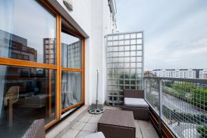 Balkon lub taras w obiekcie SuperApart Chełmska 9