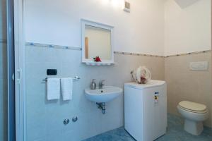 une salle de bain avec toilettes et lavabo dans l'établissement Moressa Little, à Praiano