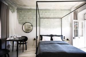 sypialnia z łóżkiem, stołem i lustrem w obiekcie Domeček / Tiny House w Czeskim Krumlovie