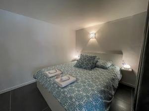 1 dormitorio pequeño con 1 cama con 2 toallas en T2 tout équipé à 2 min de la plage ménage inclus 1, en Banyuls-sur-Mer