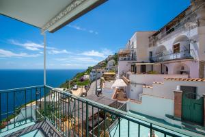 un balcon avec vue sur l'océan dans l'établissement Moressa Little, à Praiano