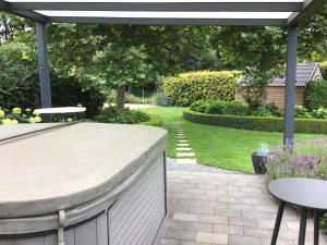 A garden outside Studio Gardenroom Guesthouse De Steenberg met wellness & tuinzicht