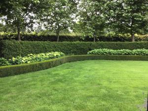 A garden outside Studio Gardenroom Guesthouse De Steenberg met wellness & tuinzicht