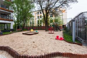 Plac zabaw dla dzieci w obiekcie SuperApart Chełmska 9
