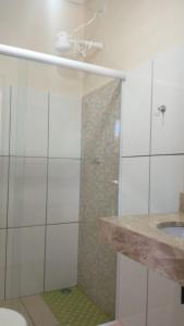 y baño con ducha y lavamanos. en Chalés Vila Bela Vale do Capão en Vale do Capao