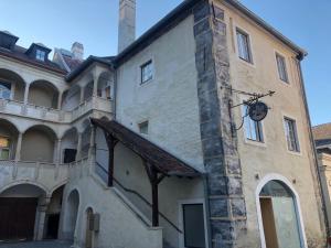 un bâtiment avec une horloge sur son côté dans l'établissement Loft Dachsberg, à Krems an der Donau