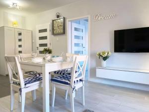 Televízia a/alebo spoločenská miestnosť v ubytovaní APARTAMENT AURA TORUŃSKA 15