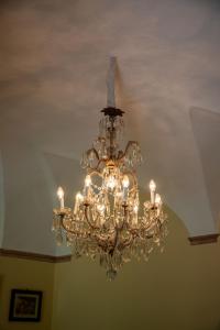 um candelabro pendurado num tecto num quarto em La loggia dei frati em Cannero Riviera