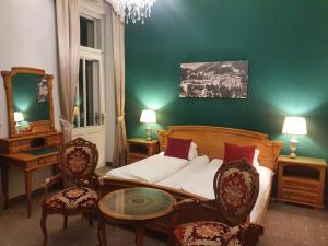sypialnia z łóżkiem, 2 krzesłami i stołem w obiekcie Belladonna Panorama Apartment w mieście Bad Gastein