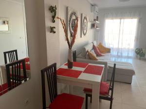 un soggiorno con tavolo e divano di Apartamento del sol a Orihuela Costa