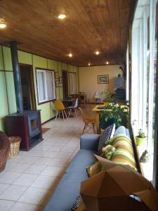 Cabaña la Solar. في فروتيلار: غرفة معيشة مع أريكة ومدفأة
