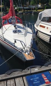 zwei Boote sind an einem Dock angedockt in der Unterkunft Sailboat Chanel in Karlshamn