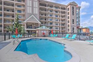 una piscina frente a un gran edificio de apartamentos en Bootleggers Hideaway in Downtown Gatlinburg!, en Gatlinburg