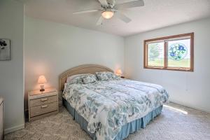 una camera con letto e ventilatore a soffitto di Lake Cumberland Home with Deck and Water Access! a Monticello