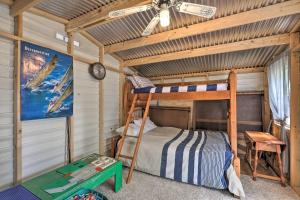 Katil dua tingkat atau katil-katil dua tingkat dalam bilik di Lake Sinclair House with Lake Access and Kayaks!