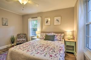 Ліжко або ліжка в номері Bright Home with Yard in Historic Fuquay-Varina!