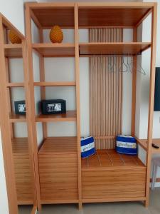 una estantería de madera con dos cajas. en B&B Giro Di Boa, en Lampedusa