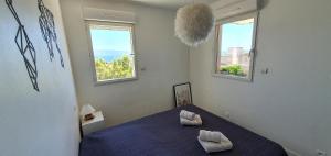 เตียงในห้องที่ Appartement Ajaccio vue mer panoramique