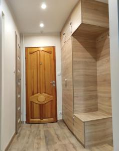 ein Badezimmer mit einem WC und einer Holztür in der Unterkunft Apartament na Chramcówkach in Zakopane