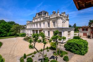 an old house with a garden in front of it at Château Giscours in Labarde