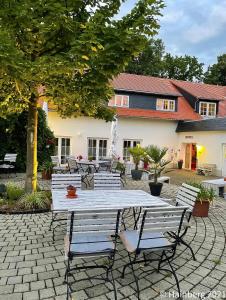 a white table and chairs in front of a building at Hainberg Hotel in Habrachćicy