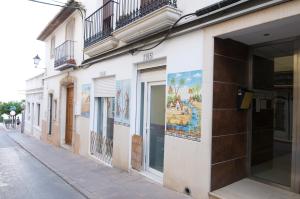 una calle con pinturas al costado de un edificio en Lux Valentia Olta Calpe, en Calpe