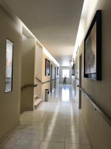 TV a/nebo společenská místnost v ubytování Hotel Dorado a una calle de Playa Regatas y el Malecon