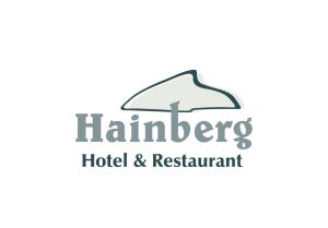ein Logo für ein Hotel und ein Restaurant in der Unterkunft Hainberg Hotel in Ebersbach-Neugersdorf