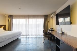 Habitación de hotel con cama y escritorio en Tribeca Silver - Ex habitación de hotel sin cocina, en Santiago