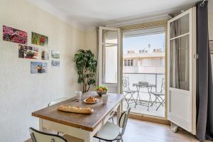 uma sala de jantar com mesa e cadeiras e uma varanda em Studio avec balcon, plage à 50m, proche Vieux Port em Marselha