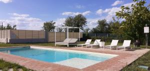 una piscina con tumbonas y una piscina en Villa Silvia en Fano