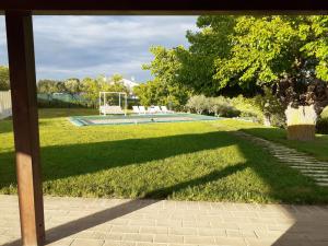 uma vista para um jardim relvado com um objectivo em Villa Silvia em Fano